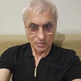 Barbat matur (varsta a 3-a) ofer favoruri de nerefuzat unei tinere dragute